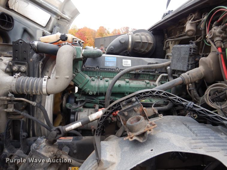 image for item JL9885 2015 Volvo VN  semi truck