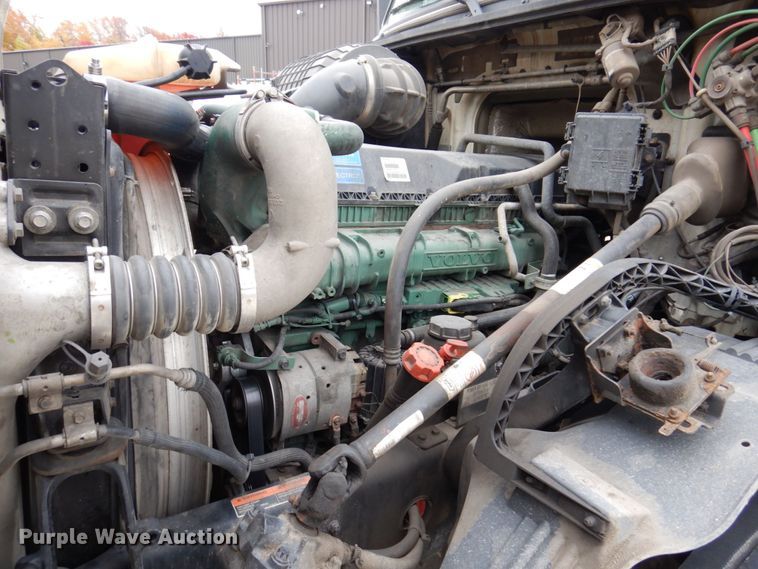 image for item JL9885 2015 Volvo VN  semi truck