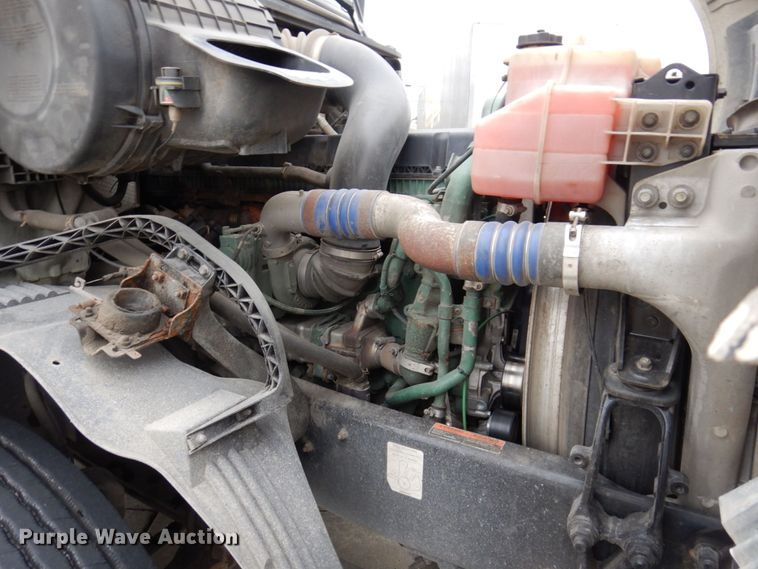 image for item JL9885 2015 Volvo VN  semi truck