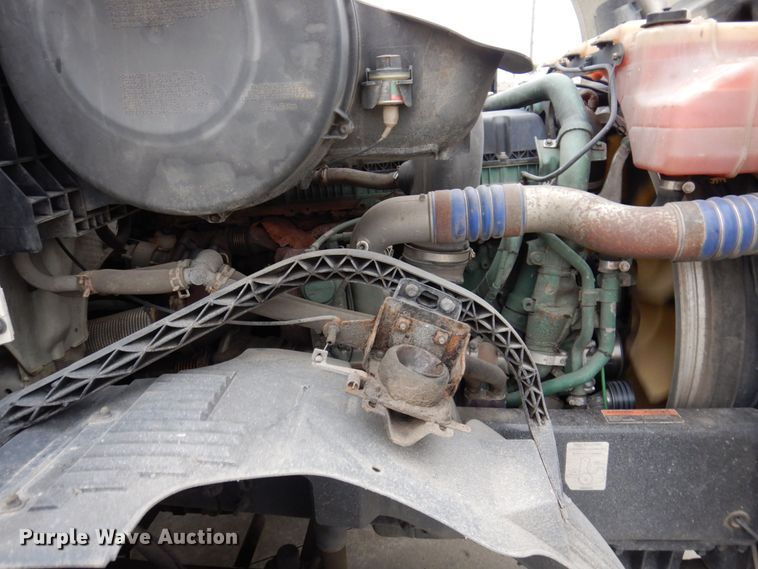 image for item JL9885 2015 Volvo VN  semi truck