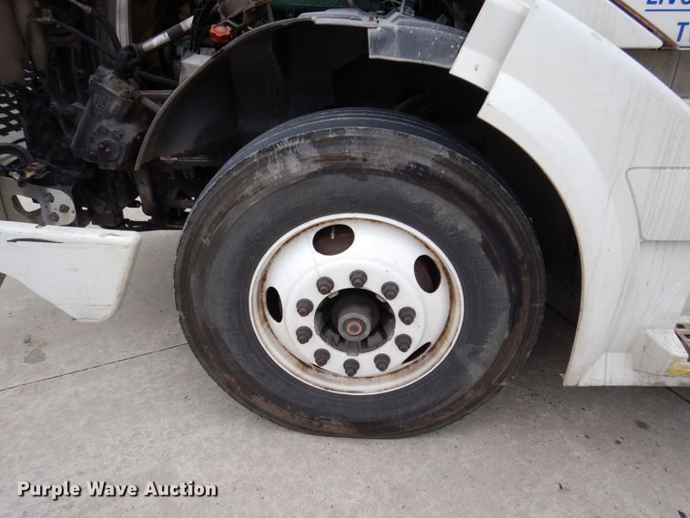 image for item JL9885 2015 Volvo VN  semi truck