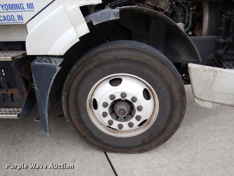 image for item JL9885 2015 Volvo VN  semi truck