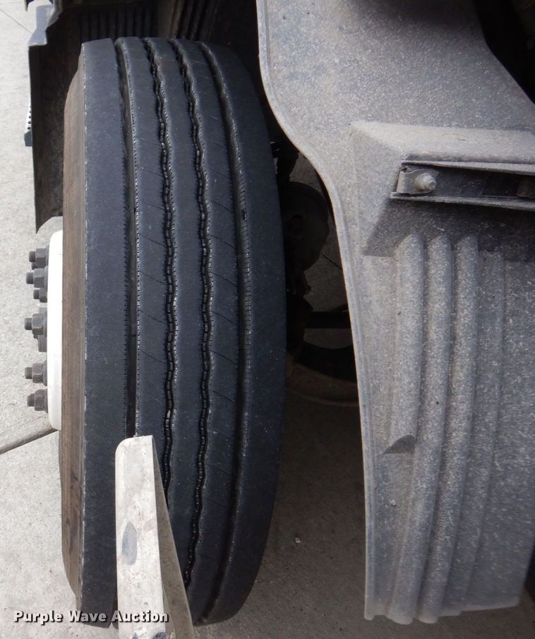 image for item JL9885 2015 Volvo VN  semi truck