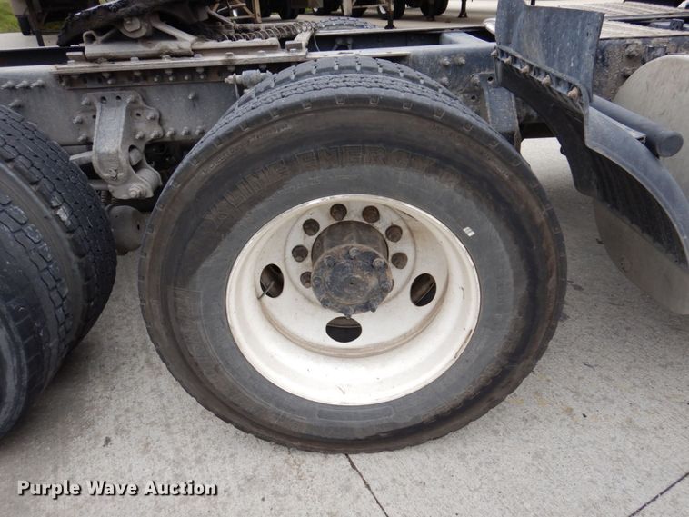 image for item JL9885 2015 Volvo VN  semi truck