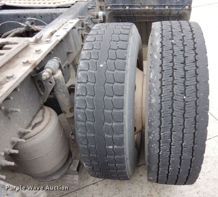 image for item JL9885 2015 Volvo VN  semi truck