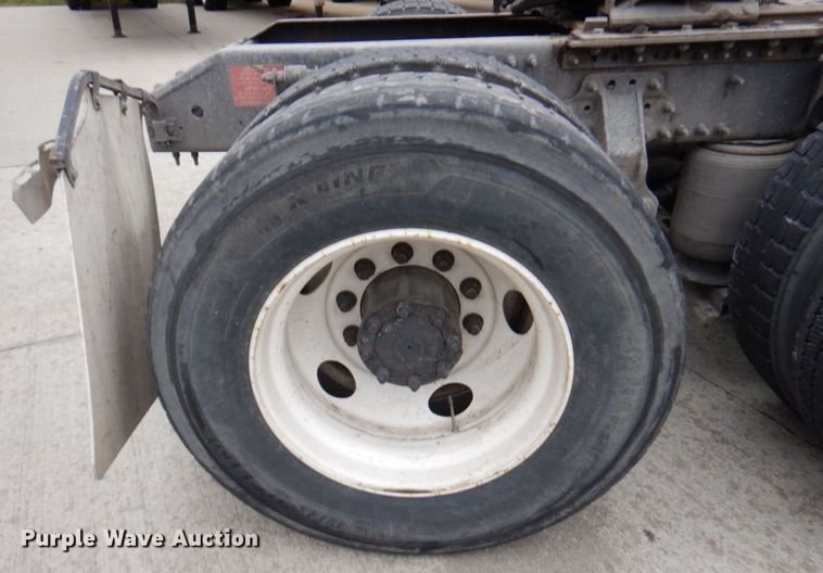 image for item JL9885 2015 Volvo VN  semi truck