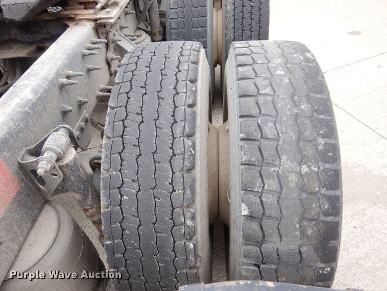 image for item JL9885 2015 Volvo VN  semi truck