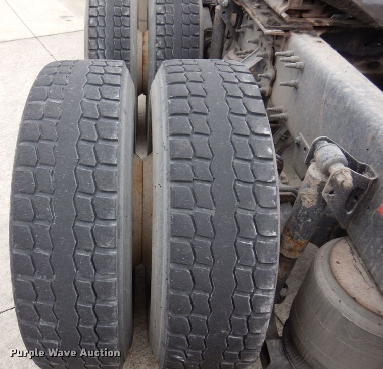 image for item JL9885 2015 Volvo VN  semi truck