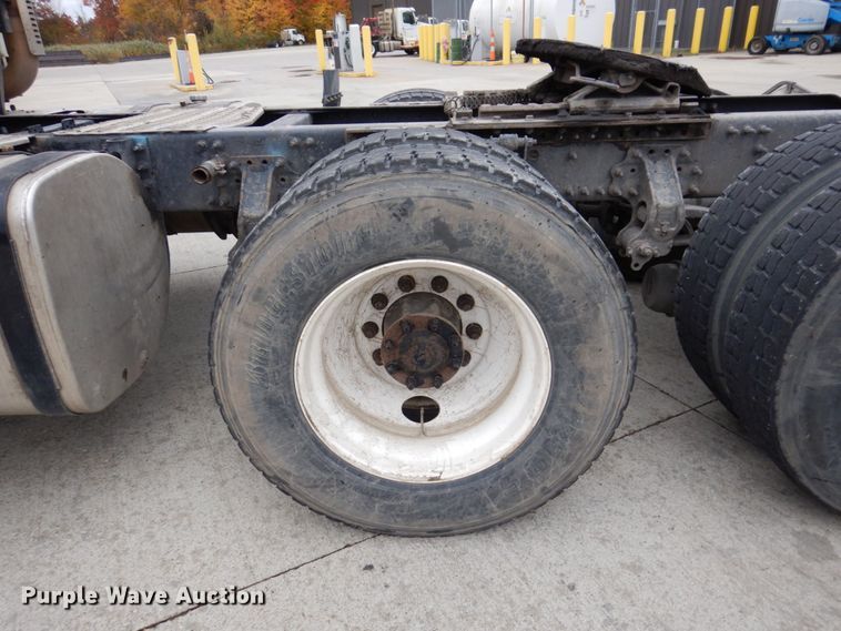 image for item JL9885 2015 Volvo VN  semi truck