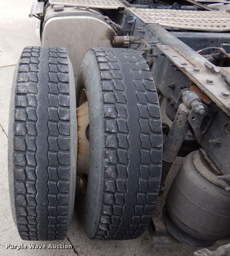 image for item JL9885 2015 Volvo VN  semi truck