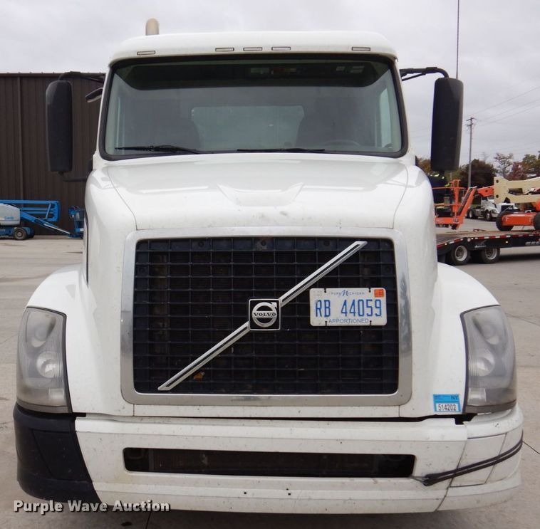 image for item JL9886 2017 Volvo VN  semi truck