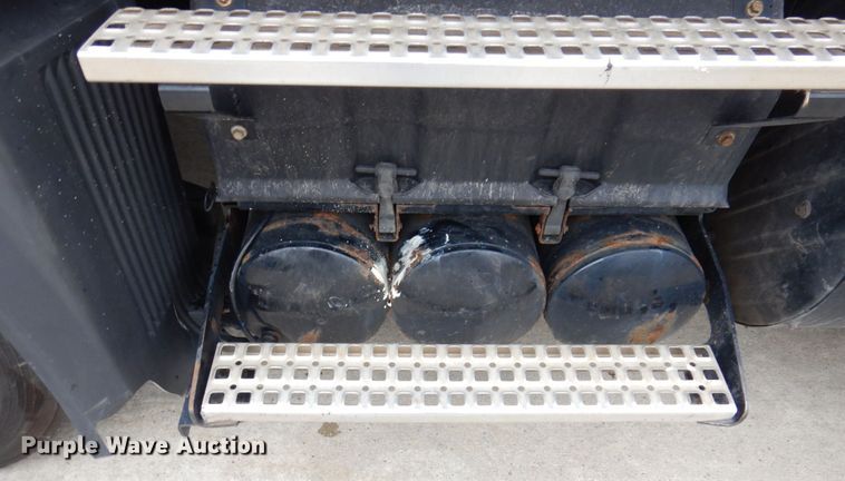 image for item JL9886 2017 Volvo VN  semi truck