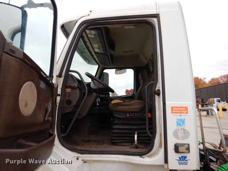 image for item JL9886 2017 Volvo VN  semi truck