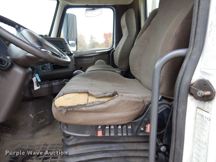 image for item JL9886 2017 Volvo VN  semi truck