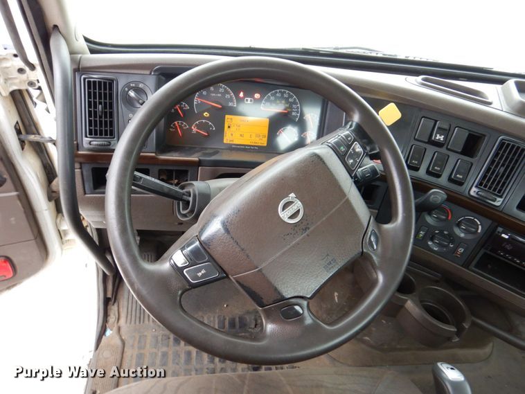 image for item JL9886 2017 Volvo VN  semi truck