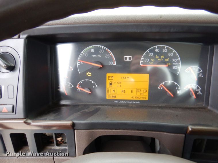 image for item JL9886 2017 Volvo VN  semi truck