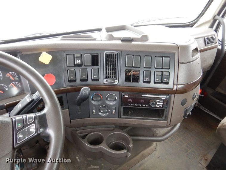 image for item JL9886 2017 Volvo VN  semi truck