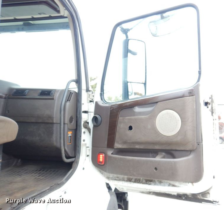 image for item JL9886 2017 Volvo VN  semi truck