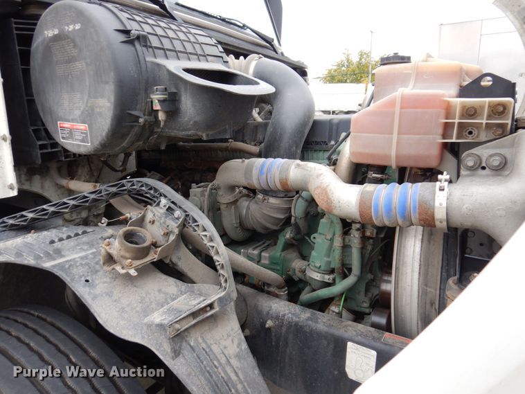 image for item JL9886 2017 Volvo VN  semi truck