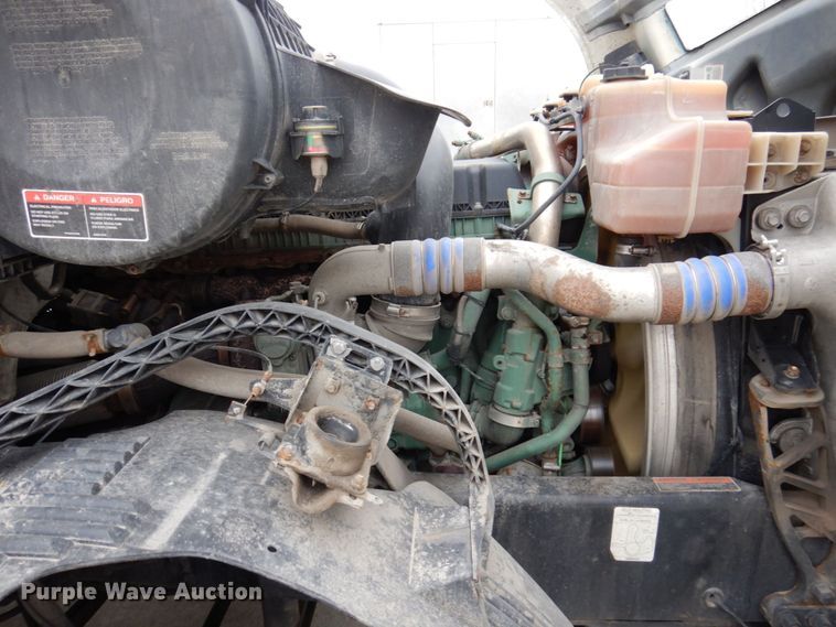 image for item JL9886 2017 Volvo VN  semi truck