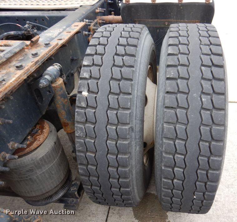 image for item JL9886 2017 Volvo VN  semi truck