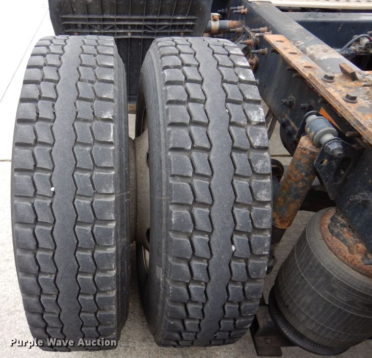 image for item JL9886 2017 Volvo VN  semi truck