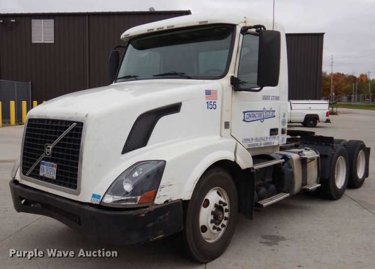 image for item JL9887 2013 Volvo VN  semi truck
