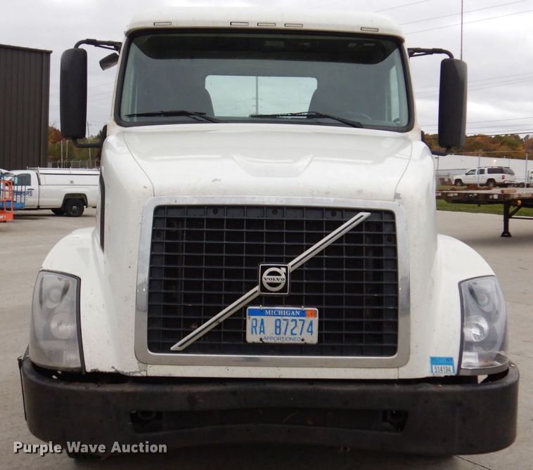image for item JL9887 2013 Volvo VN  semi truck
