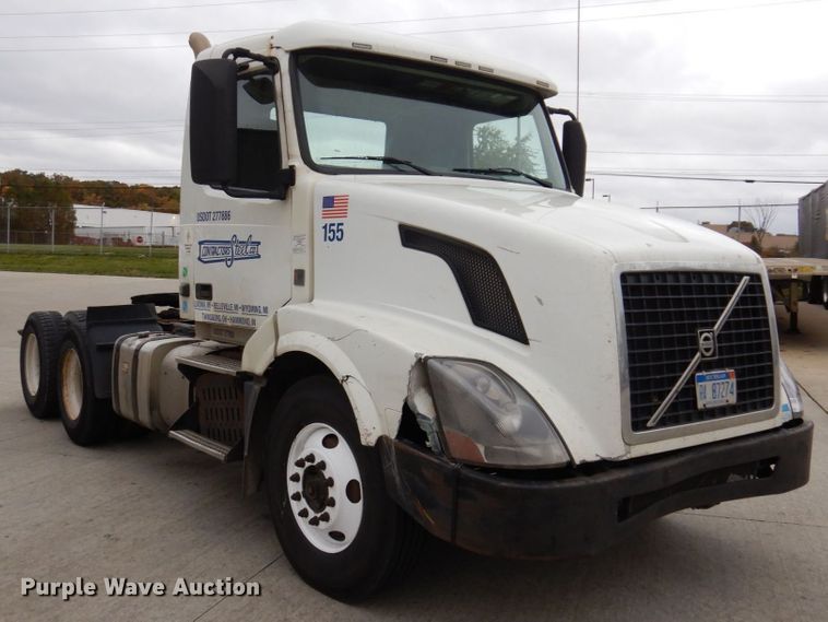 image for item JL9887 2013 Volvo VN  semi truck