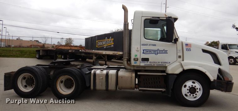 image for item JL9887 2013 Volvo VN  semi truck