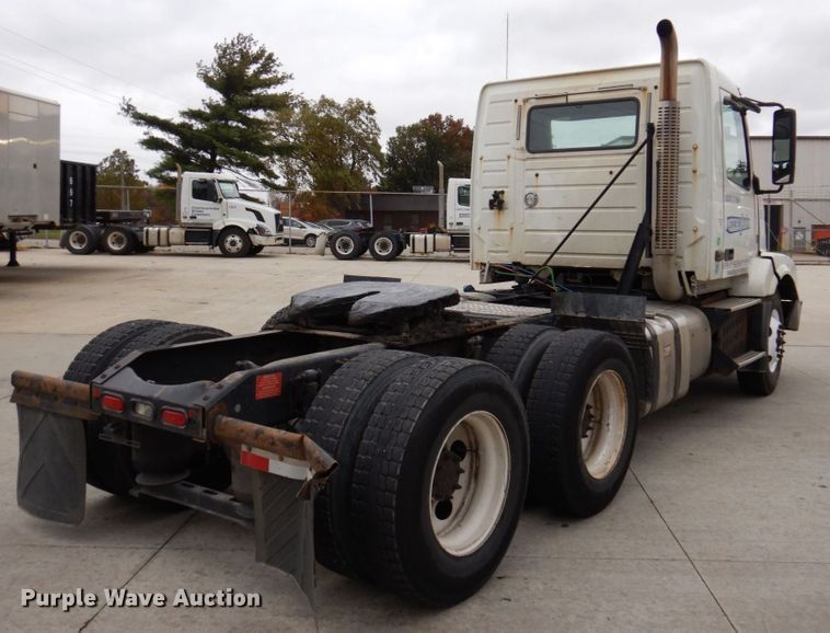 image for item JL9887 2013 Volvo VN  semi truck