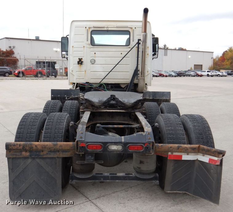 image for item JL9887 2013 Volvo VN  semi truck