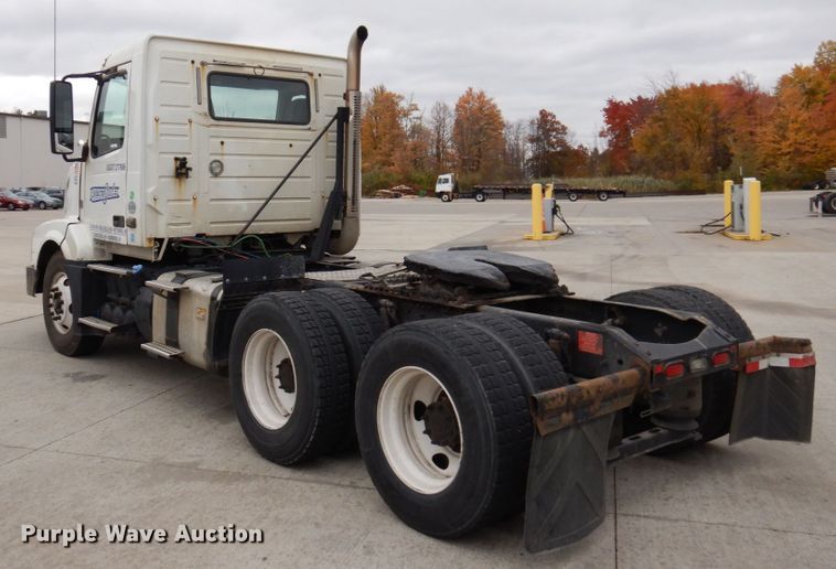 image for item JL9887 2013 Volvo VN  semi truck