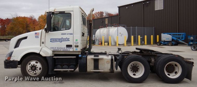 image for item JL9887 2013 Volvo VN  semi truck