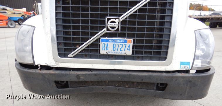 image for item JL9887 2013 Volvo VN  semi truck