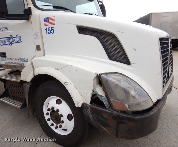 image for item JL9887 2013 Volvo VN  semi truck