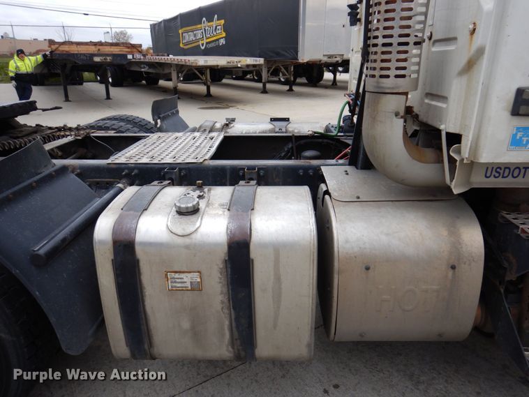 image for item JL9887 2013 Volvo VN  semi truck