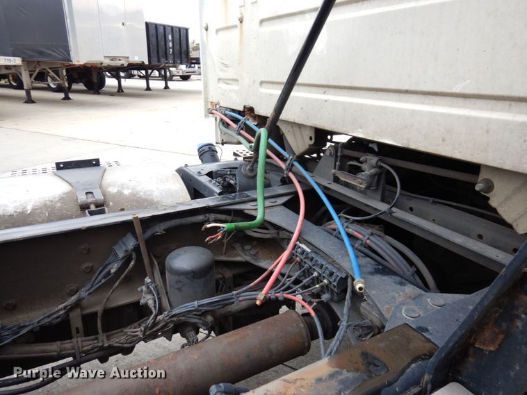 image for item JL9887 2013 Volvo VN  semi truck