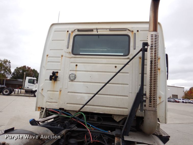 image for item JL9887 2013 Volvo VN  semi truck