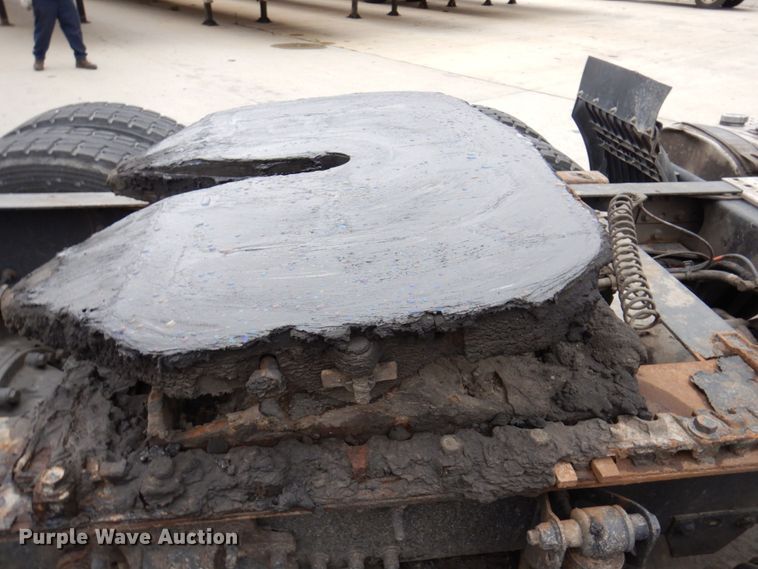 image for item JL9887 2013 Volvo VN  semi truck