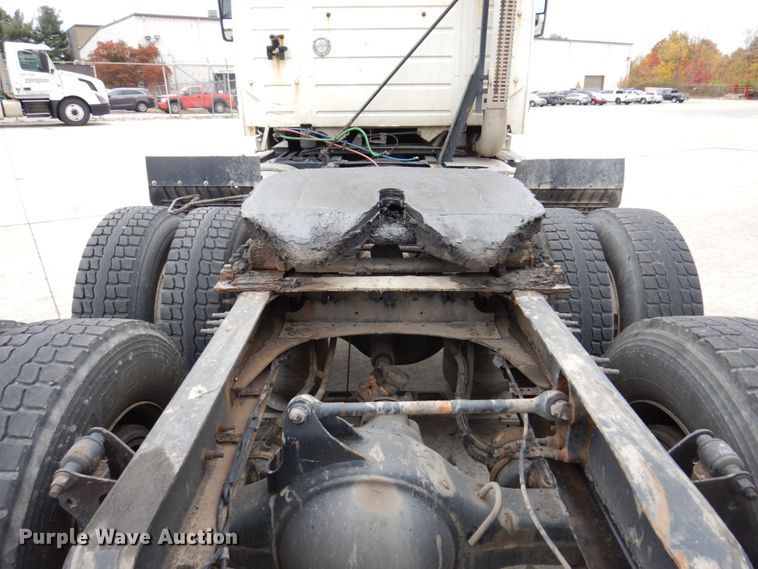 image for item JL9887 2013 Volvo VN  semi truck