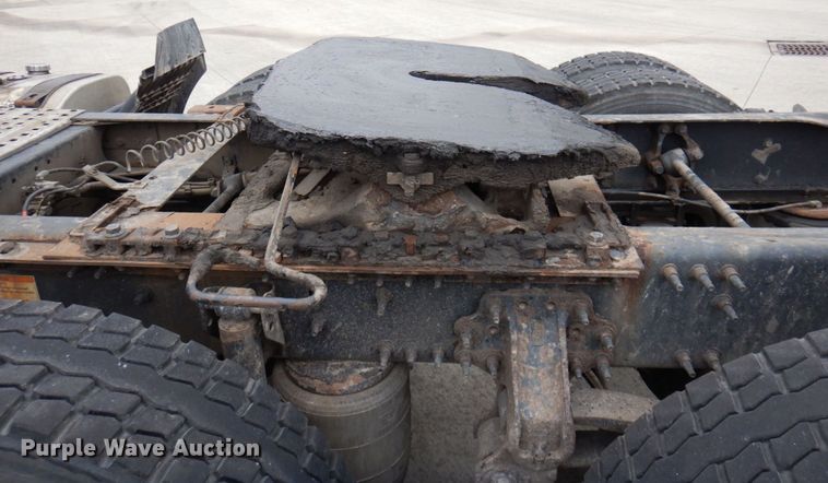 image for item JL9887 2013 Volvo VN  semi truck