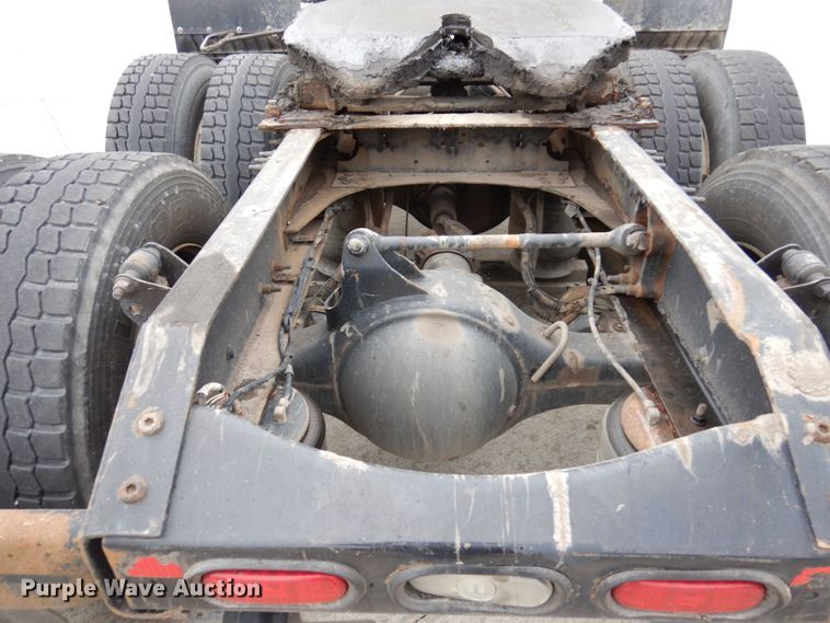 image for item JL9887 2013 Volvo VN  semi truck