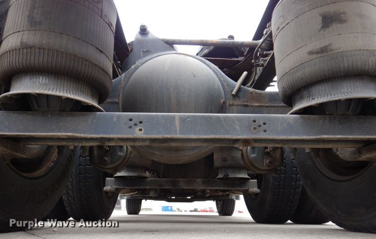 image for item JL9887 2013 Volvo VN  semi truck