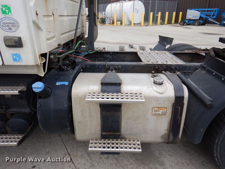 image for item JL9887 2013 Volvo VN  semi truck