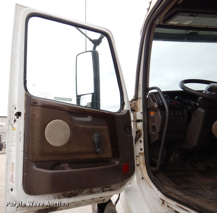 image for item JL9887 2013 Volvo VN  semi truck