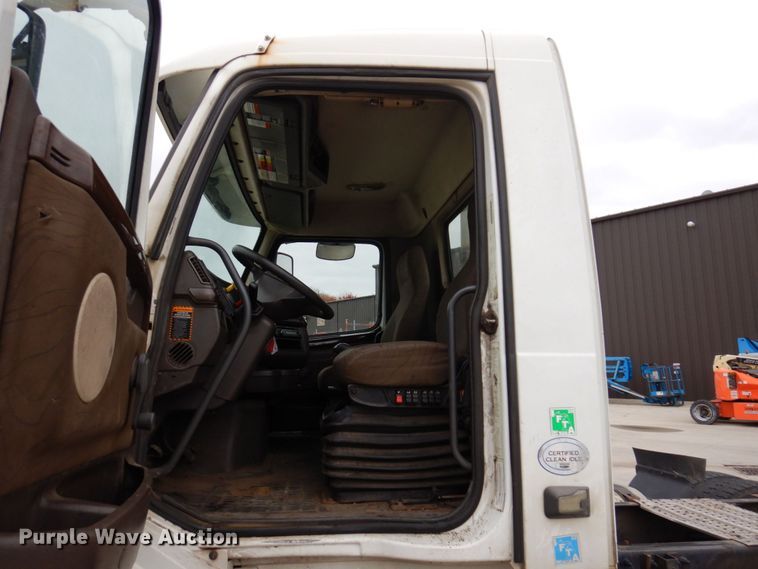 image for item JL9887 2013 Volvo VN  semi truck