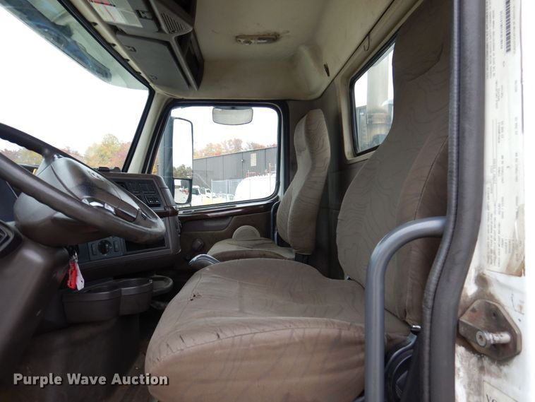 image for item JL9887 2013 Volvo VN  semi truck