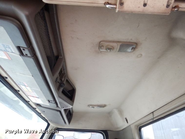 image for item JL9887 2013 Volvo VN  semi truck