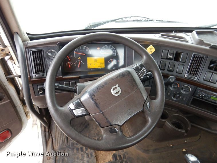 image for item JL9887 2013 Volvo VN  semi truck